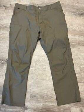 Kuhl Men's Cargo Pants in Olive Size 40X30